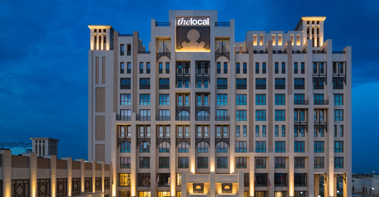 The Local Hotels: подсвеченный фасад отеля в сумерках